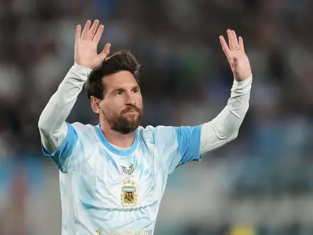Lionel Messi vor seinem Abschiedsspiel für die argentinische Nationalmannschaft gegen Benin. - Foto: Gustavo Garello/AP/dpa