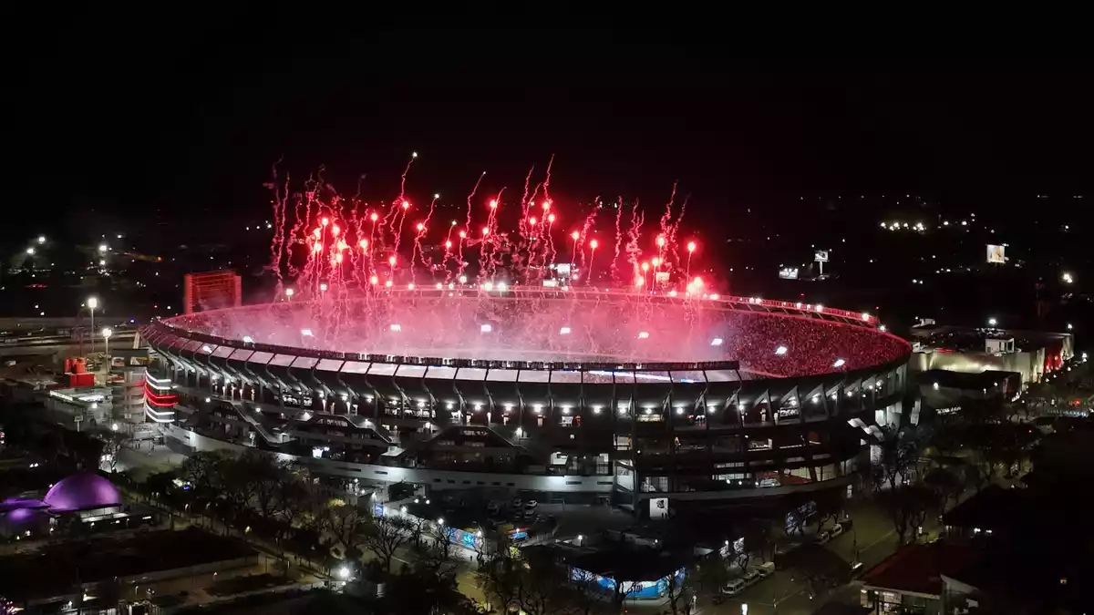 Feuerwerk im Monumental-Stadion von Buenos Aires zum Messi-Abschied. - Bild: Julian Bongiovanni/AP/dpa