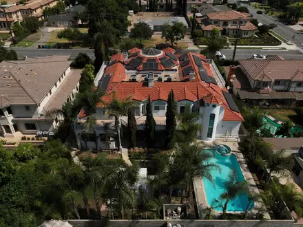 In einer Villa in Kalifornien sollen per Leihmutterschaft geborene Kinder misshandelt worden sein. (Archivfoto)  - Foto: Jae C. Hong/AP/dpa