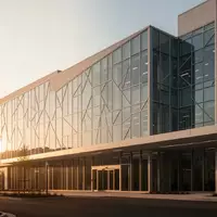 Moderne Architektur eines Klinikgebäudes mit Glasfassade bei Tageslicht. - Foto: über boerse-global.de