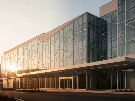 Moderne Architektur eines Klinikgebäudes mit Glasfassade bei Tageslicht. - Foto: über boerse-global.de