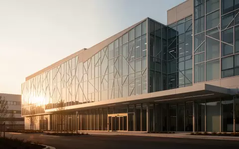 Moderne Architektur eines Klinikgebäudes mit Glasfassade bei Tageslicht. - Foto: über boerse-global.de