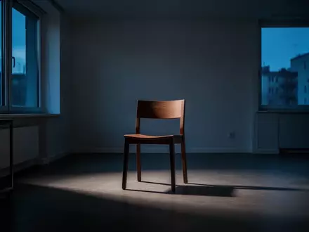 Ein minimalistisch eingerichteter, leerer Raum mit Schattenwurf bei Dämmerlicht. - Foto: über boerse-global.de