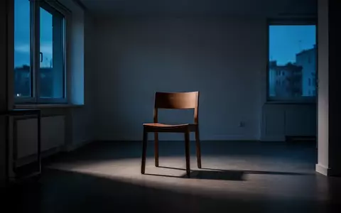 Ein minimalistisch eingerichteter, leerer Raum mit Schattenwurf bei Dämmerlicht. - Foto: über boerse-global.de