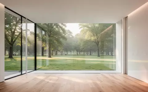 Ein heller, minimalistischer Innenraum mit Blick in einen grünen Park als Symbol für Gesundheitsvorsorge. - Foto: über boerse-global.de
