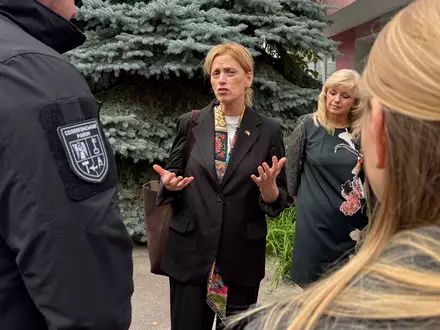 Familienministerin Karin Prien (CDU), hier am Dienstag in Kiew, pocht auf mehr gesellschaftliches Engagement - auch per Gesetz.  - Foto: Basil Wegener/dpa