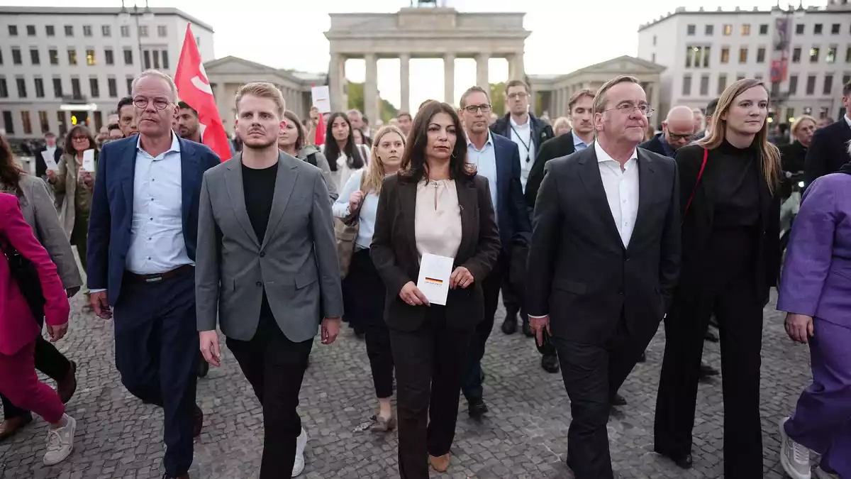 Die SPD-Bundestagsfraktion versammelte sich zum Protestmarsch in Berlin.  - Bild: Kay Nietfeld/dpa
