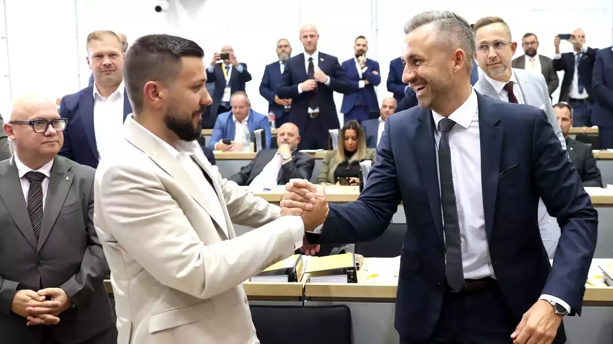 Mit der Wahl von AfD-Politiker Tobias Rausch (links) zum Landtagspräsidenten wird auch über eine mögliche Mehrheit für Ulrich Siegmund (AfD) als Ministerpräsident diskutiert.  - Bild: Jan Woitas/dpa pool/dpa