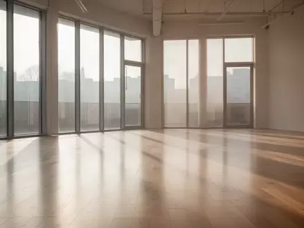 Ein lichtdurchfluteter, leerer Übungsraum mit Holzboden und sanftem Tageslicht, der Ruhe und Ausgeglichenheit ausstrahlt. - Foto: über boerse-global.de