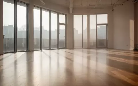 Ein lichtdurchfluteter, leerer Ăbungsraum mit Holzboden und sanftem Tageslicht, der Ruhe und Ausgeglichenheit ausstrahlt. - Foto: ĂŒber boerse-global.de