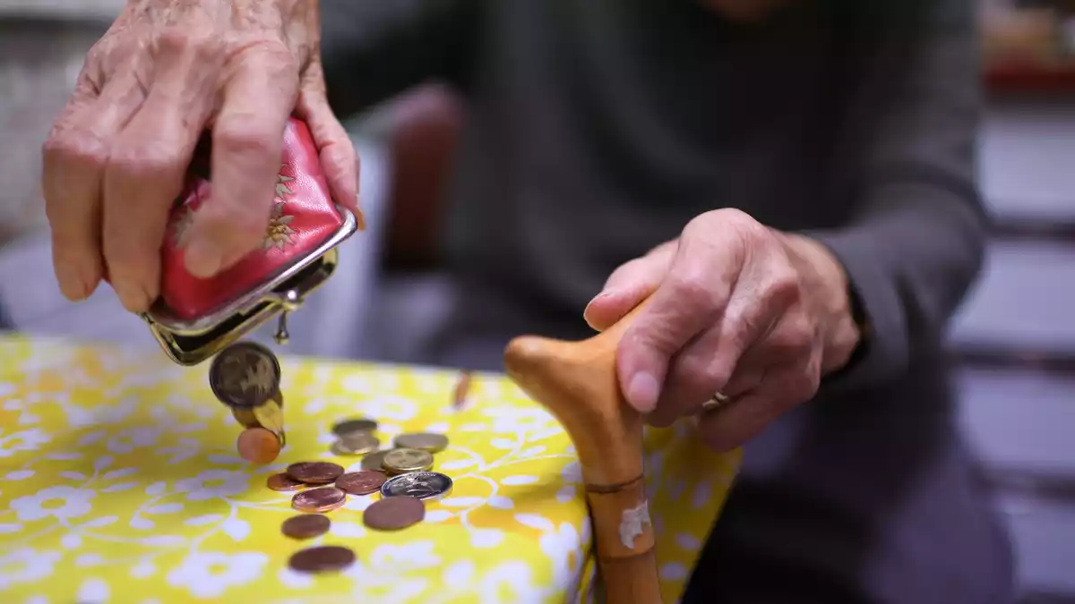 Frauen machen sich laut Umfrage mehr Sorgen um ihre finanzielle Altersvorsorge als Männer. (Symbolbild) - Bild: Felix Kästle/dpa