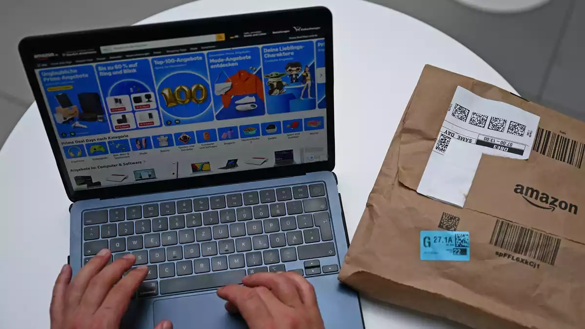 Bei keinem anderen Online-Händler bestellen Kunden so viel wie bei Amazon. - Bild: Michael Brandt/dpa