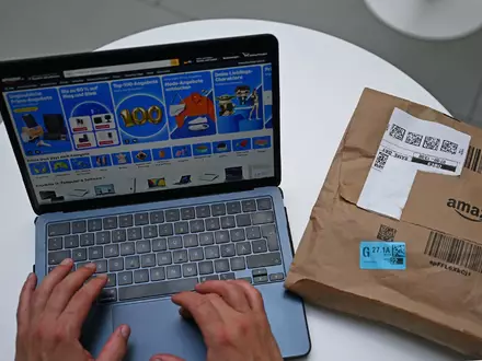 Bei keinem anderen Online-Händler bestellen Kunden so viel wie bei Amazon. - Foto: Michael Brandt/dpa