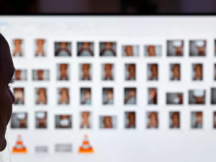 Die Ermittler sehen eine Zunahme an KI-generierter Kinderpornografie. (Symbolbild)  - Foto: Arne Dedert/dpa