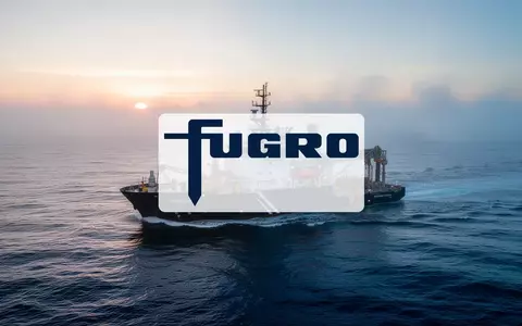 Hochtechnologisches Vermessungsschiff auf offener See bei Sonnenaufgang zur symbolischen Darstellung mariner Erkundung. - Foto: über boerse-global.de