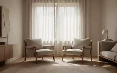 Ein ruhiger, sonnendurchfluteter Wohnraum mit einem leeren Sessel vor einem Fenster, der eine friedliche häusliche Atmosphäre vermittelt. - Foto: über boerse-global.de