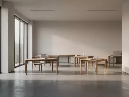 Ein minimalistisches, menschenleeres Büro mit klaren Linien und natürlichem Lichteinfall, das eine ruhige Arbeitsumgebung zeigt. - Foto: über boerse-global.de