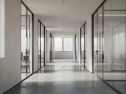Ein heller, minimalistischer Büroflur mit Glaswänden und poliertem Betonboden in einer ruhigen, menschenleeren Umgebung. - Foto: über boerse-global.de