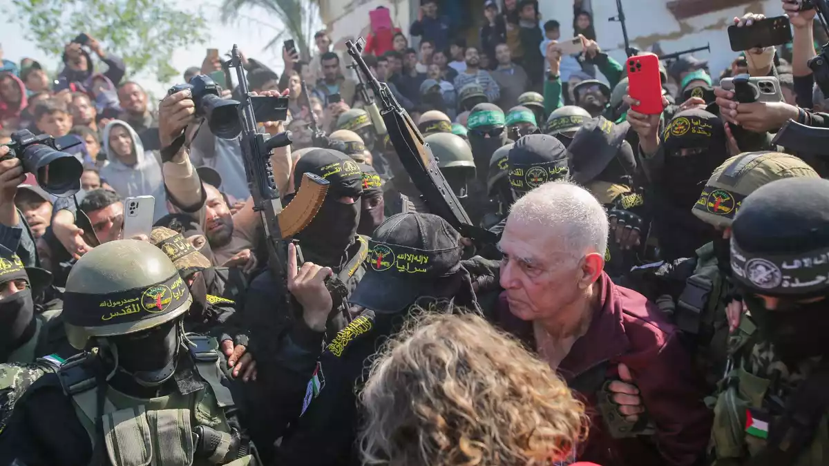 Die Freilassung des Deutsch-Israelis Gadi Moses aus dem Gazastreifen war traumatisch, er musste durch eine dicht gedrängte, laut schreiende Menschenmenge laufen. (Archivbild) - Bild: Jehad Alshrafi/AP/dpa