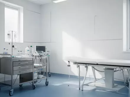 Ein helles, modernes Behandlungszimmer in einem Krankenhaus mit klinischer Ausstattung und Tageslichteinfall. - Foto: über boerse-global.de
