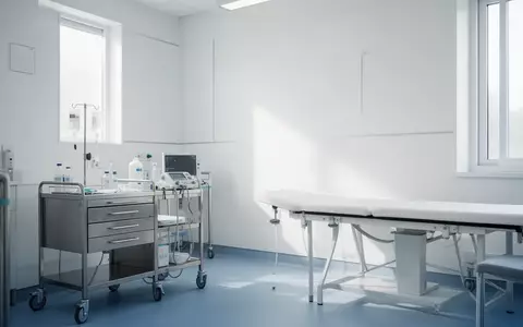 Ein helles, modernes Behandlungszimmer in einem Krankenhaus mit klinischer Ausstattung und Tageslichteinfall. - Foto: über boerse-global.de