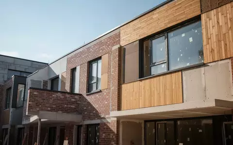 Ein renoviertes Wohngebäude mit moderner Fassade bei Tageslicht. - Foto: über boerse-global.de