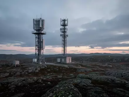 Eine moderne Radaranlage in einer abgelegenen, felsigen Grenzlandschaft bei Dämmerung. - Foto: über boerse-global.de