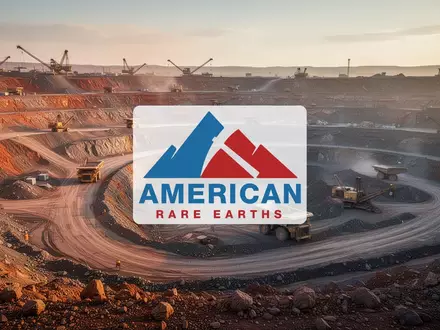 Moderne, weitlĂ€ufige Tagebau-Mine in einer trockenen Berglandschaft bei Sonnenuntergang. - Foto: ĂŒber boerse-global.de
