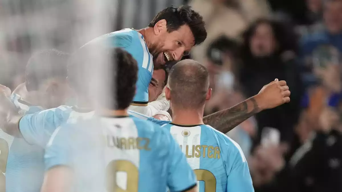 Lionel Messi konnte bei seinem Abschiedsspiel ein Tor und zwei Vorlagen beisteuern. - Bild: Gustavo Garello/AP/dpa