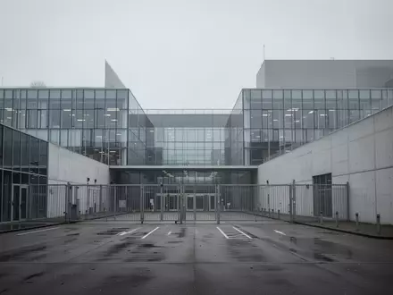 Ein minimalistisches, modernes Behördengebäude in den Niederlanden bei bewölktem Himmel. - Foto: über boerse-global.de