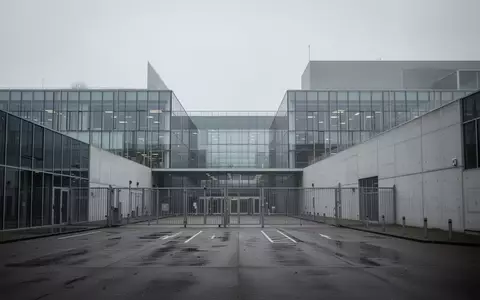 Ein minimalistisches, modernes Behördengebäude in den Niederlanden bei bewölktem Himmel. - Foto: über boerse-global.de