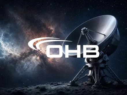 High-Tech-Satellitenanlage vor einem Weltraumnebel, die eine ruhige und technologische Marktstimmung symbolisiert. - Foto: über boerse-global.de