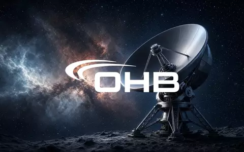 High-Tech-Satellitenanlage vor einem Weltraumnebel, die eine ruhige und technologische Marktstimmung symbolisiert. - Foto: über boerse-global.de