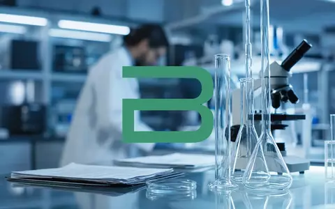 Modernes Labor mit klinischer Beleuchtung als Symbol für pharmazeutische Forschung und rechtliche Rahmenbedingungen. - Foto: über boerse-global.de