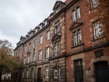 Historische Wohnhausfassade im Magdeburger Domviertel an einem bewölkten Herbsttag. - Foto: über boerse-global.de