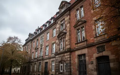 Historische Wohnhausfassade im Magdeburger Domviertel an einem bewölkten Herbsttag. - Foto: über boerse-global.de