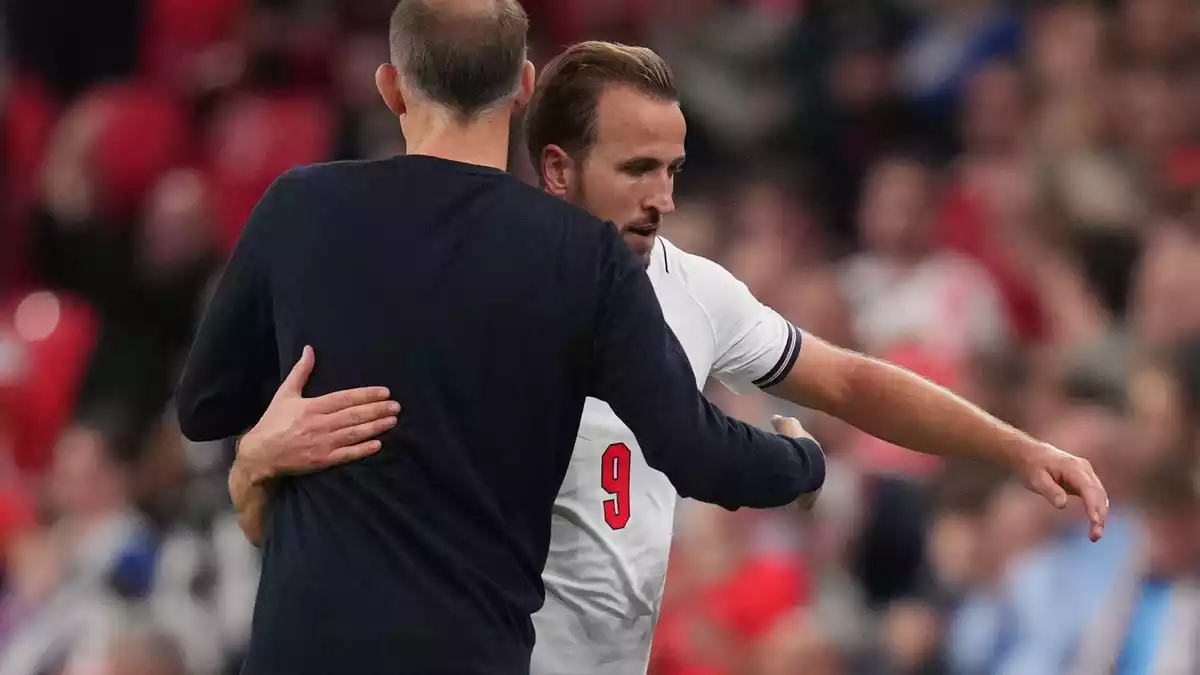 Von seinem Trainer Thomas Tuchel (l) bekam Harry Kane nach seinem Rekordspiel Lob.  - Bild: Kirsty Wigglesworth/AP/dpa
