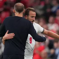 Von seinem Trainer Thomas Tuchel (l) bekam Harry Kane nach seinem Rekordspiel Lob.  - Foto: Kirsty Wigglesworth/AP/dpa
