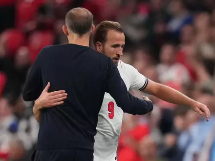 Von seinem Trainer Thomas Tuchel (l) bekam Harry Kane nach seinem Rekordspiel Lob.  - Foto: Kirsty Wigglesworth/AP/dpa