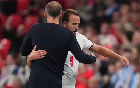 Von seinem Trainer Thomas Tuchel (l) bekam Harry Kane nach seinem Rekordspiel Lob.  - Foto: Kirsty Wigglesworth/AP/dpa