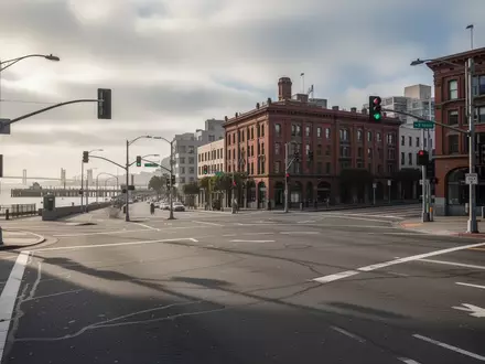 Eine menschenleere Straßenkreuzung in San Francisco nahe dem Hafenviertel bei bewölktem Himmel. - Foto: über boerse-global.de