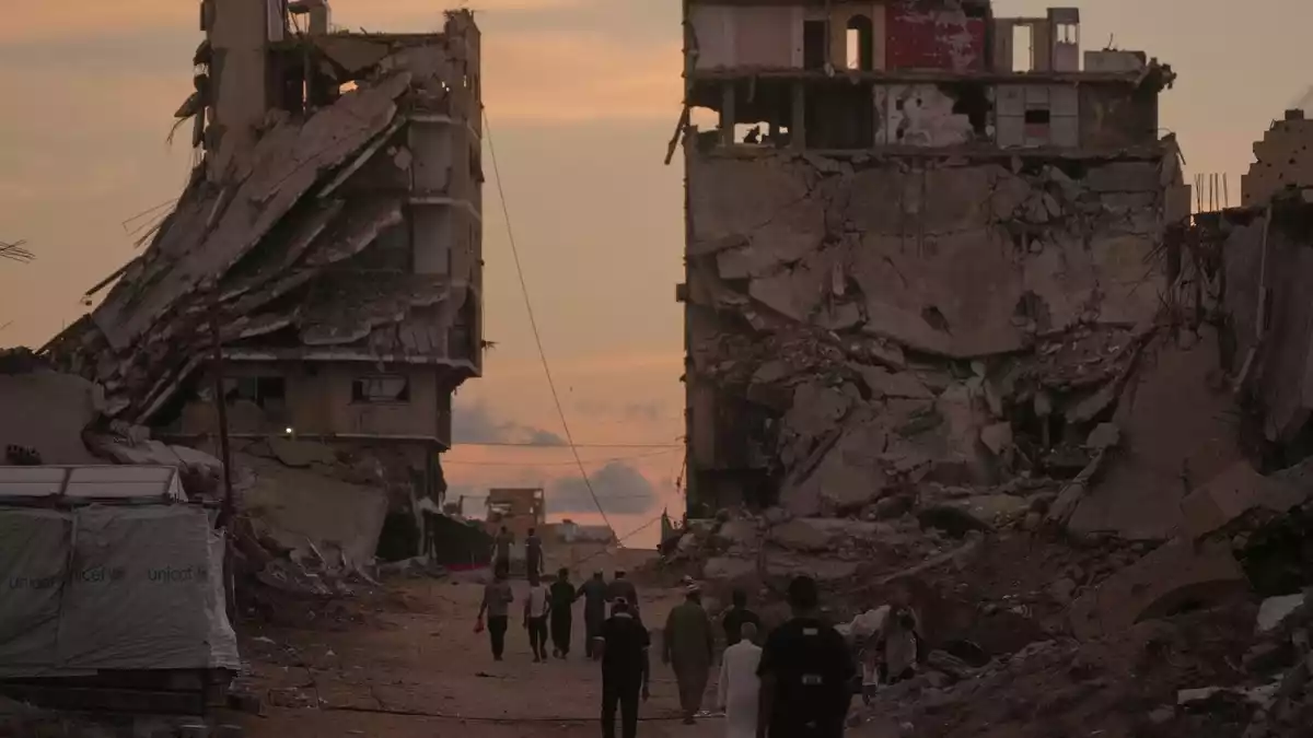 Israel hat seit dem Hamas-Massaker am 7. Oktober 2023 nach eigenen Angaben 100.000 Ziele in der Region angegriffen, die meisten davon im Gazastreifen.  - Bild: Jehad Alshrafi/AP/dpa