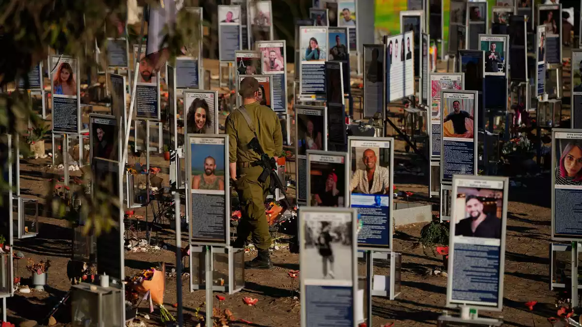 Israel erinnert am 7. Oktober an das Massaker der Hamas-Terroristen im Süden des Landes.  - Bild: Ohad Zwigenberg/AP/dpa
