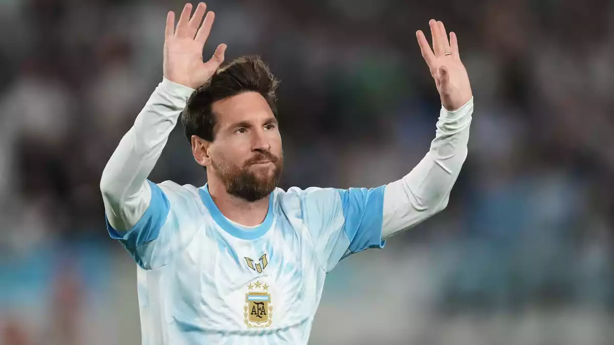 Lionel Messi vor seinem Abschiedsspiel für die argentinische Nationalmannschaft gegen Benin. - Bild: Gustavo Garello/AP/dpa