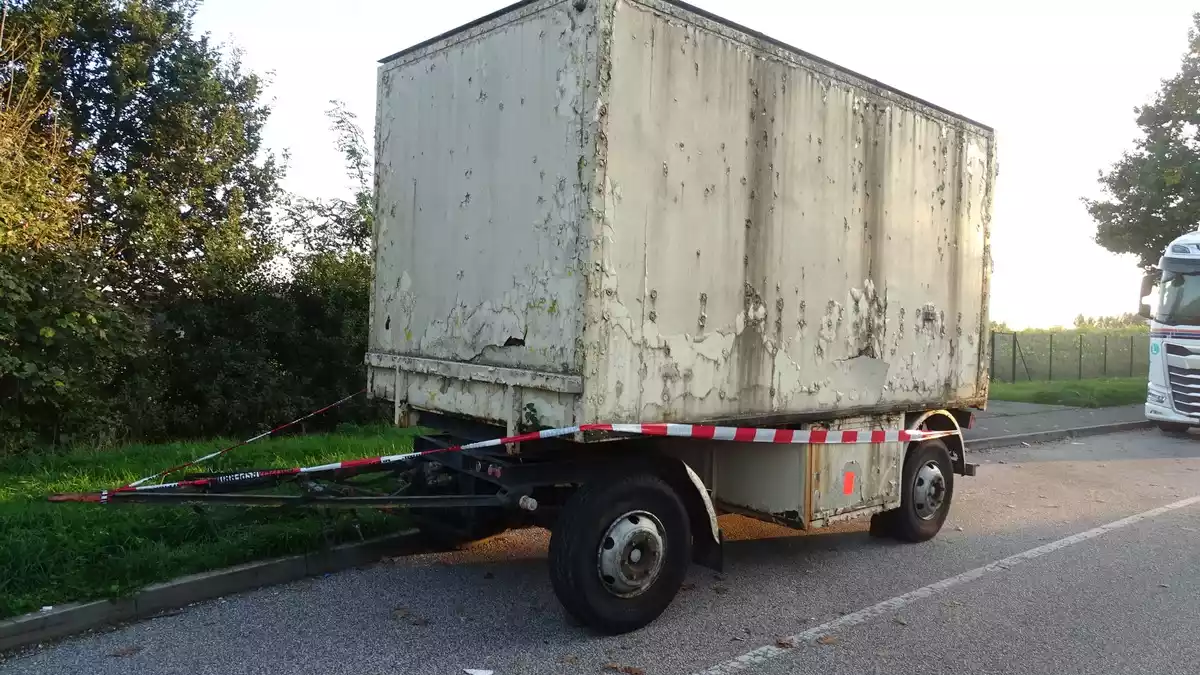 POL-RZ: Illegale Entsorgung eines Anhängers / Polizei sucht Zeugen - Bild: presseportal.de