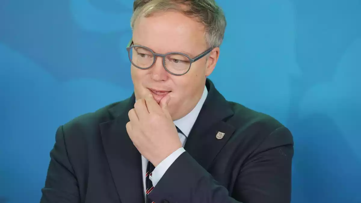 Thüringens Ministerpräsident Mario Voigt (CDU) will nicht länger mit juristischen Schritten um seine Doktorarbeit kämpfen. (Archivbild) - Bild: Bodo Schackow/dpa