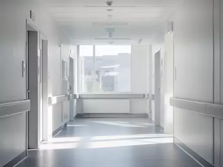 Ein heller, minimalistischer Krankenhausflur mit natürlichem Tageslicht und steriler Architektur ohne Personen. - Foto: über boerse-global.de