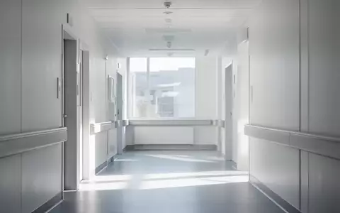 Ein heller, minimalistischer Krankenhausflur mit natürlichem Tageslicht und steriler Architektur ohne Personen. - Foto: über boerse-global.de