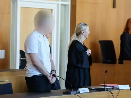 Der Angeklagte hat beim Prozessauftakt die Vorwürfe eingeräumt. - Foto: Daniel Löb/dpa