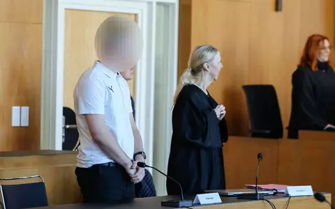 Der Angeklagte hat beim Prozessauftakt die Vorwürfe eingeräumt. - Foto: Daniel Löb/dpa
